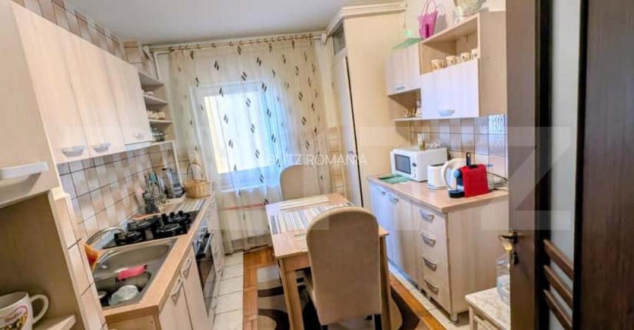 Apartament cu 4 camere, decomandat, cetate.