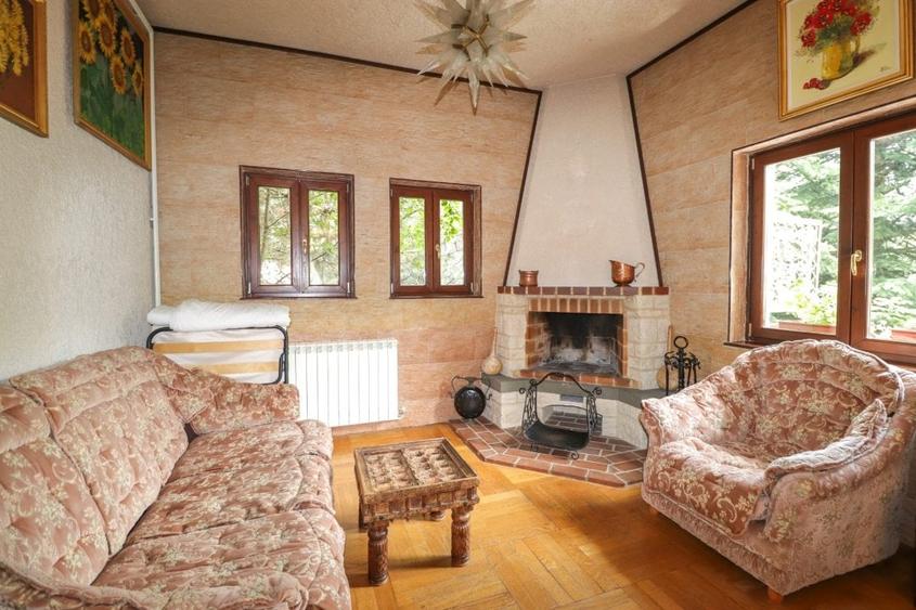 Pensiune de vanzare in Sinaia, cu finisaje si compartimentare de exceptie ! - 2