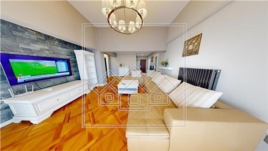 Penthouse cu 4 camere semidecomandat în Mihai Viteazul