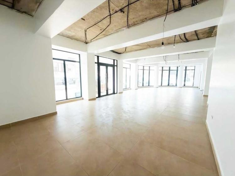 Spațiu comercial, de 360 mp, în Est