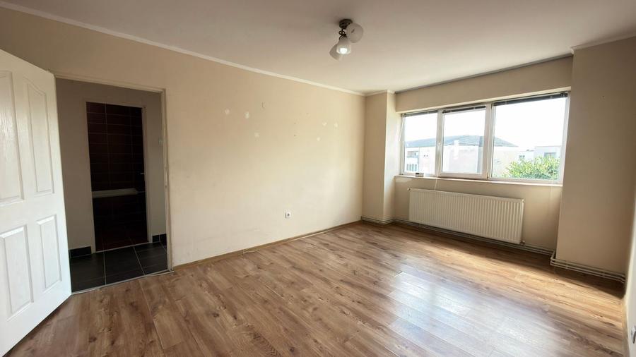 Apartament cu 3 camere semidecomandat în Nord-Vest