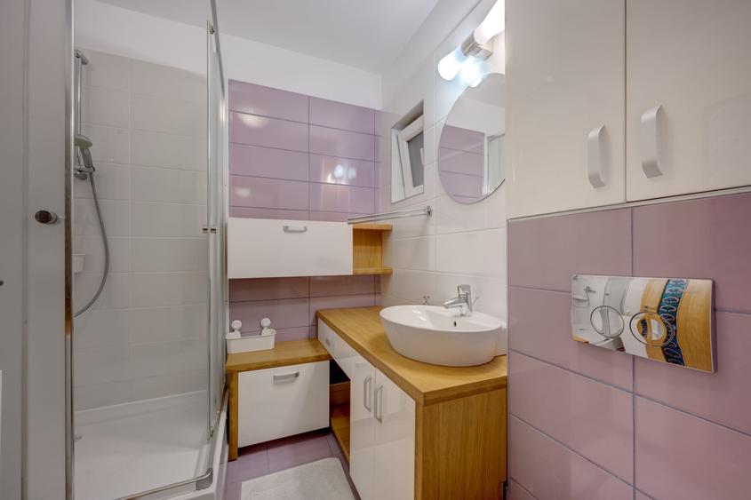 Apartament cu 3 camere semidecomandat, mobilat în Banu Manta