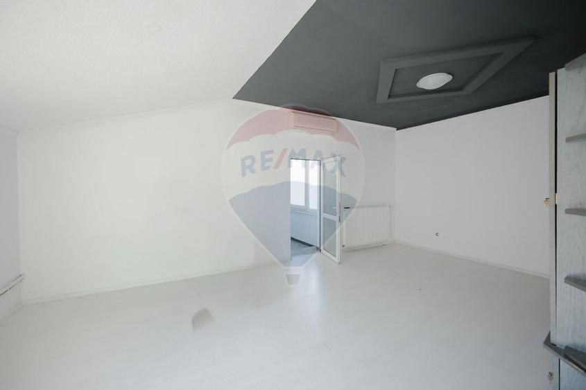 Casă individuală cu 15 camere cu Teren 380 Mp în Decebal