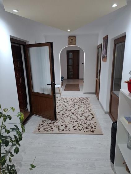 Casă cu 4 camere cu Teren 1000 Mp în Stâncești