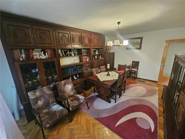 Apartament cu 4 camere decomandat în Central