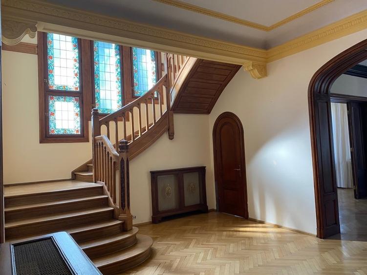 Casă cu 12 camere cu Teren 1000 Mp în Capitale