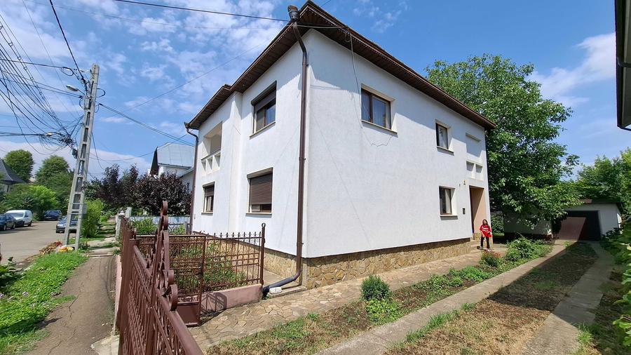 Casă cu 4 camere cu Teren 495 Mp în Central