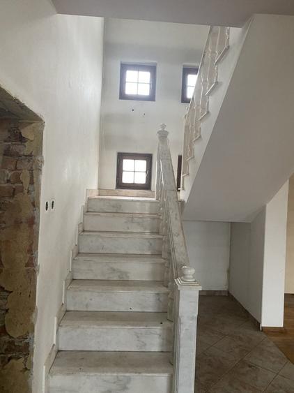 Casă individuală cu 5 camere cu Teren 1381 Mp în Costești