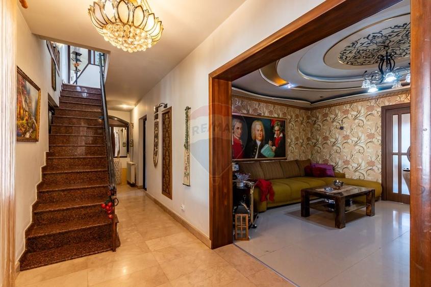 Casă individuală cu 6 camere cu Teren 469 Mp în Central