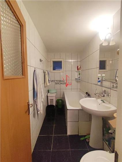 Decomandat, hol H, bloc 86, la 5 min de metrou OBOR - 13