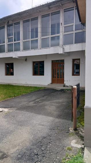 Inchiriez parterul unui spatiu comercial in Novaci, Gorj, in suprafata de aproximativ 200 mp. Relatii la telefon +40764369692 . - 3