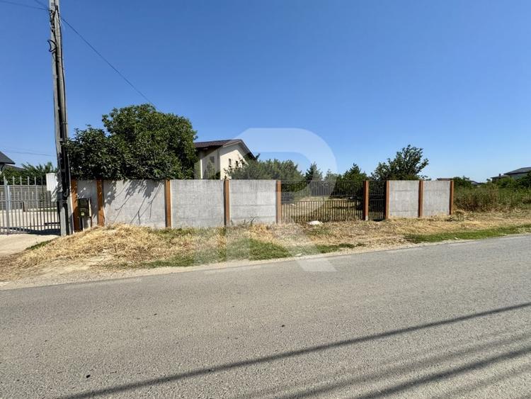 DOMNESTI , TEREN 698 MP, DESCHIDERE 17,19 MP, IMPREJMUIT CU GARD - 1
