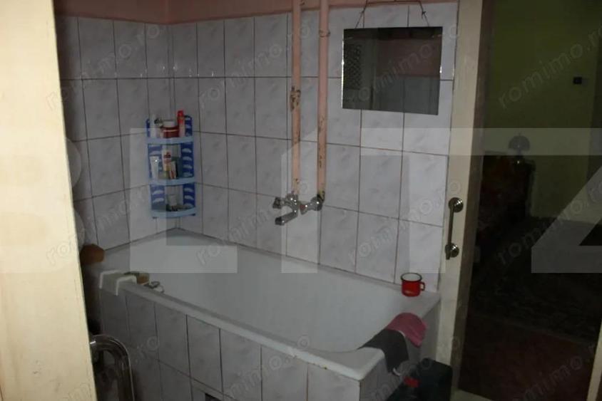 Casa tradi?ionala cu curte generoasa, in centrul localita?ii Valcele - 9