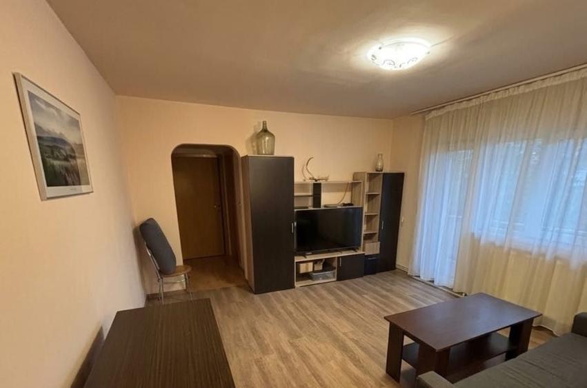 Apartament cu 3 camere semidecomandat în Complex Studențesc