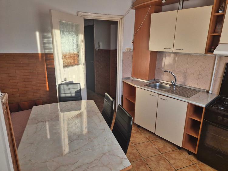 Apartament 2 camere  decomandat , zona  Cetate - 3