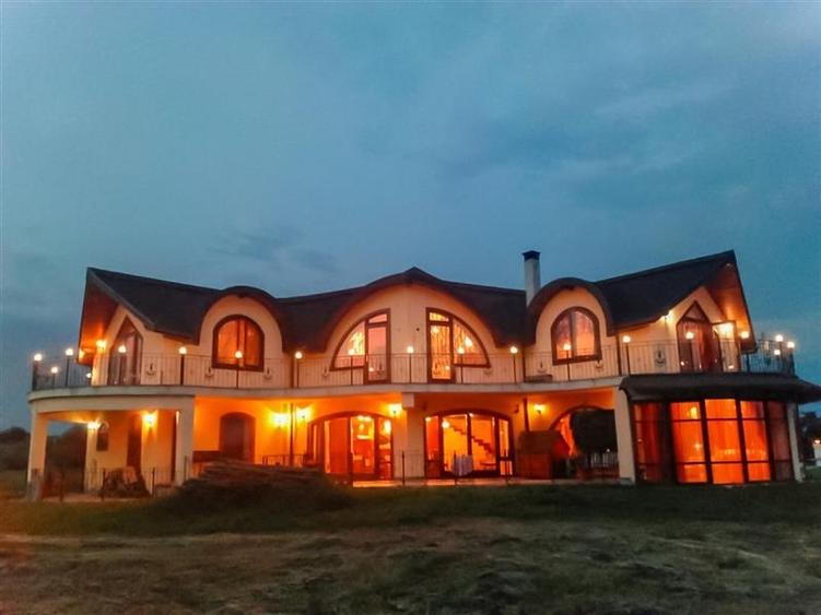 Film & Tur LIVE! Rafinament in cartier linistit, pe 30.000 mp teren paradis, fac - 36