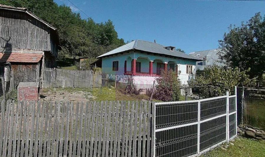 Casa batraneasca cu teren (4.910 mp) la Alunis