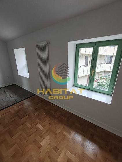 Casă individuală cu 11 camere cu Canalizare în Ultracentral