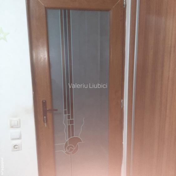 Vand apartament cu 3 cam decomandat cu bucatarie de 22 m ?i terasa cu balcon