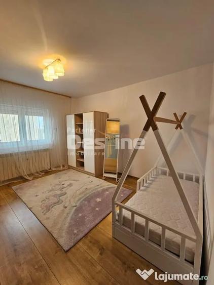 Apartament cu 3 camere semidecomandat în 1 Mai
