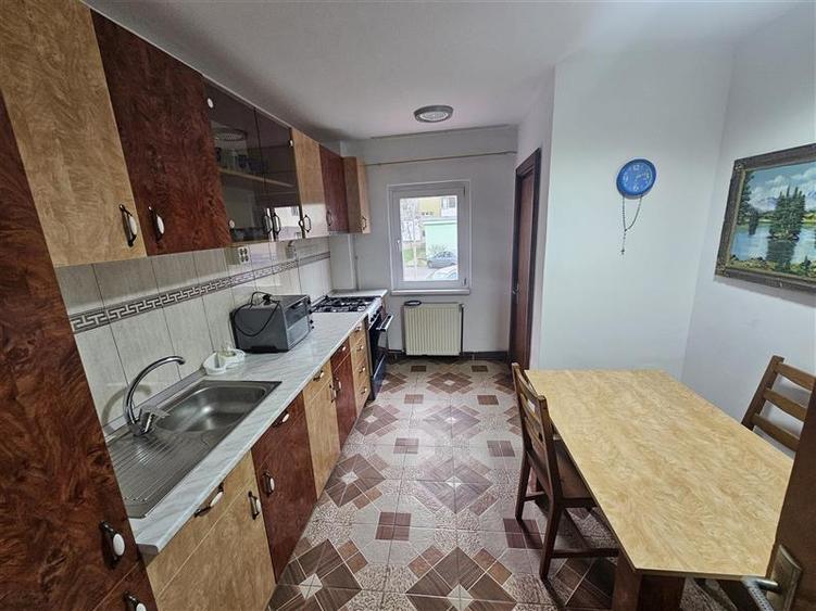 Apartament cu 3 camere decomandat, mobilat în Micro IV