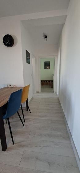 Apartament cu 3 camere semidecomandat, mobilat în Dumbrăvița