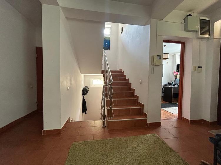Casă cu 10 camere cu Teren 600 Mp în Prelungirea Ghencea