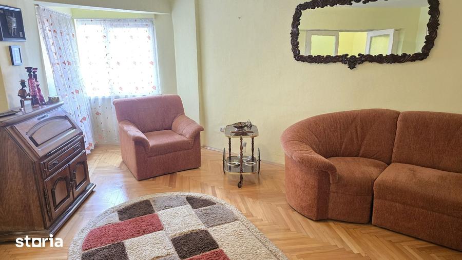 Apartament cu 4 camere în Decebal