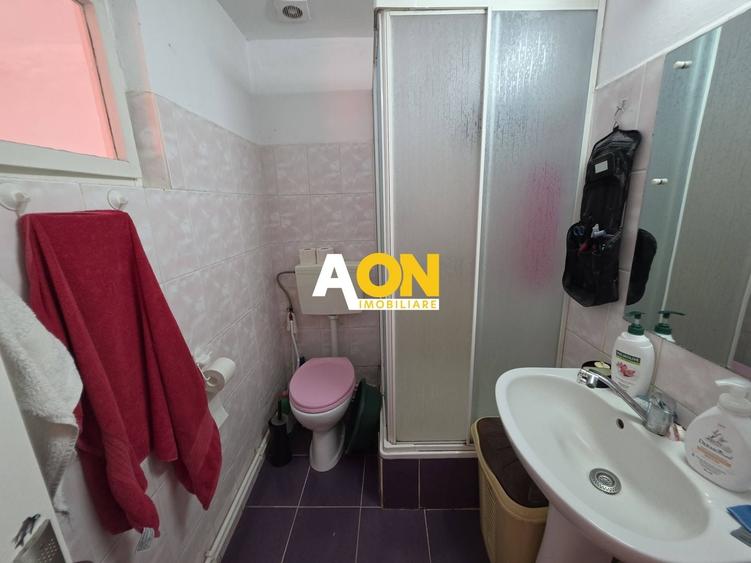 Casă individuală cu 8 camere cu Canalizare în Central