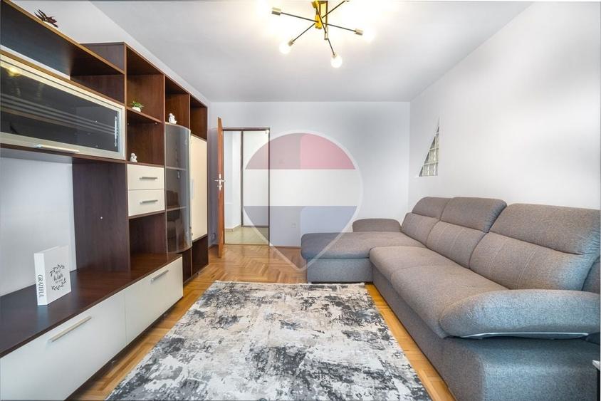 Apartament cu 3 camere decomandat, mobilat în Vlahuță