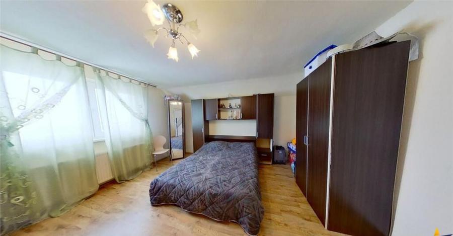 Acasa in Rasnov:Casa cu 5 camere,curte mare si liniste depli - 1