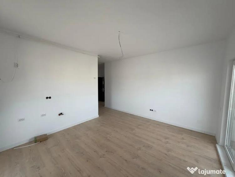 Apartament cu 3 camere semidecomandat în Florești