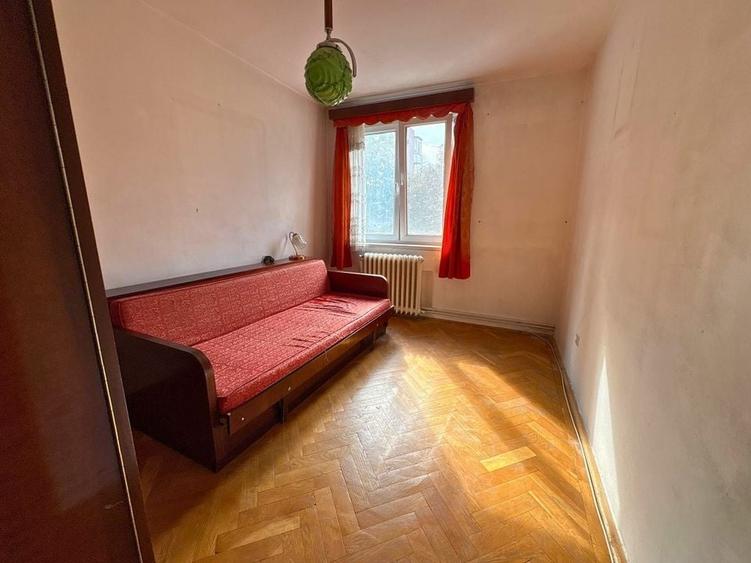 Apartament 3 camere decomandat str. Umbrei 61 mp parter/ etaj 1 - 3