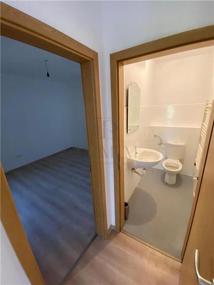 Apartament cu 3 camere semidecomandat în Giroc