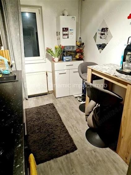 Apartament cu 3 camere semidecomandat în Central Apartament cu 3 camere semidecomandat în Central