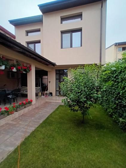 Vanzare proprietate cu doua case si intrari separate curte Giulesti - 16