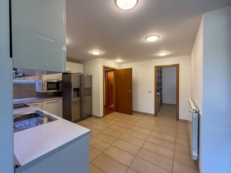 Apartament cu 3 camere semidecomandat, mobilat în Primăverii