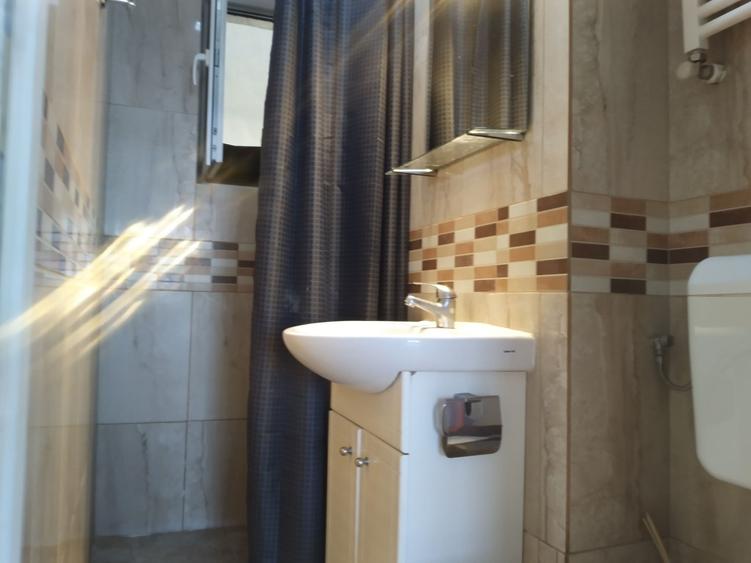 Apartament cu 3 camere semidecomandat în Sala Palatului
