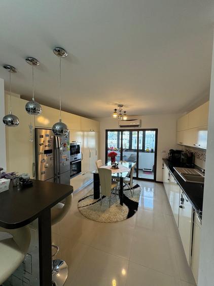 Copou - Casa Armatei , 4 camere , 108 mp , garaj si boxa in proprietate ! - 1