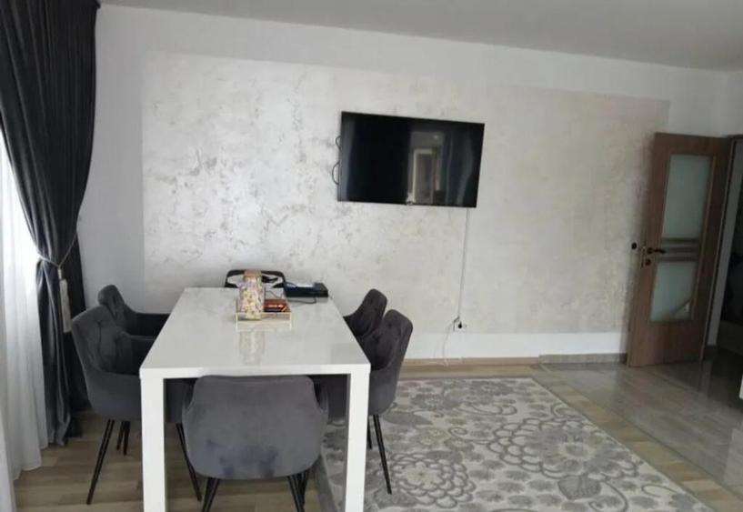 Apartament 3 camere, decomandat - zona Tractorul - 2