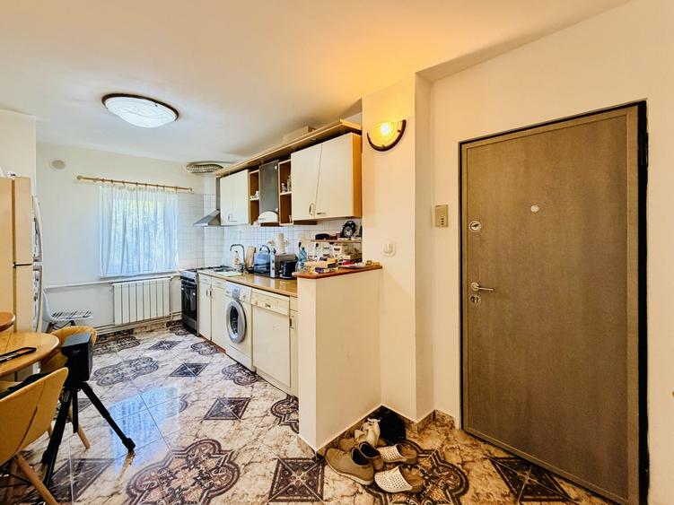 Apartament cu 4 camere semidecomandat, mobilat în Lipovei