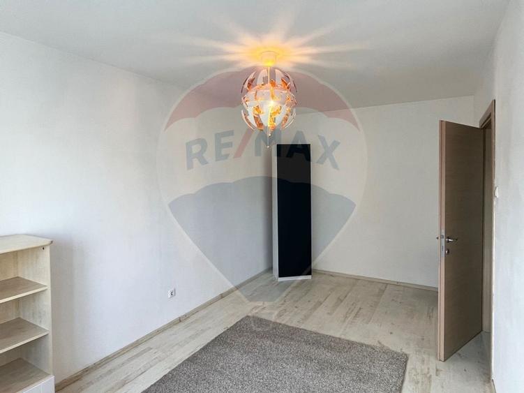 Vanzare apartament spatios,  3 camere - Metrou 1Mai - 18