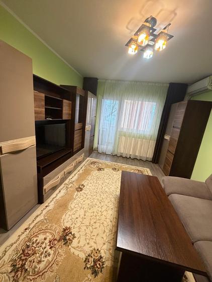 Inchiriem apartament cu 2 camere in zona Micro 20 (stradal), etaj 3, pret 400 E - 1