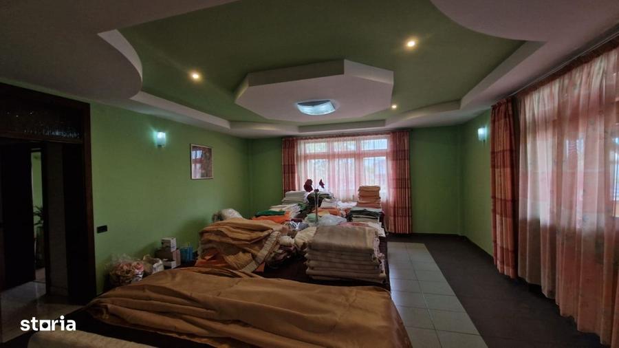 Spațiu comercial, de 800 mp, în Rovine