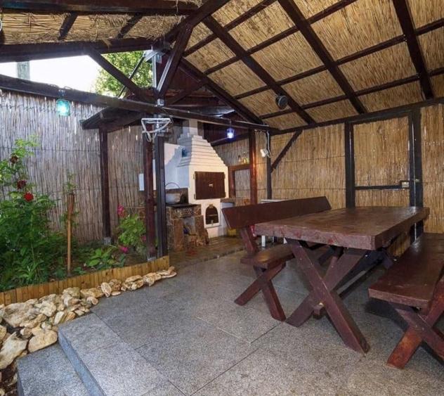 Casă cu 5 camere cu Teren 1424 Mp în Jurilovca