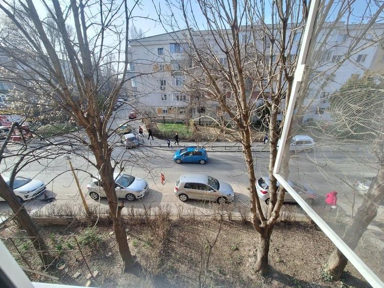 Apartament cu 3 camere semidecomandat în Tomis Nord