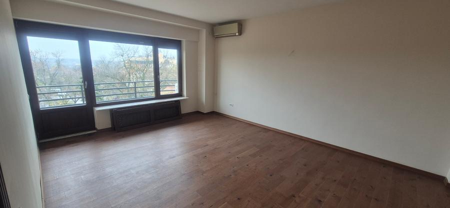Apartament cu 4 camere semidecomandat în Primăverii
