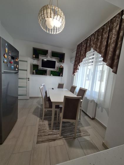 Apartament cu 3 camere decomandat în Exterior Vest