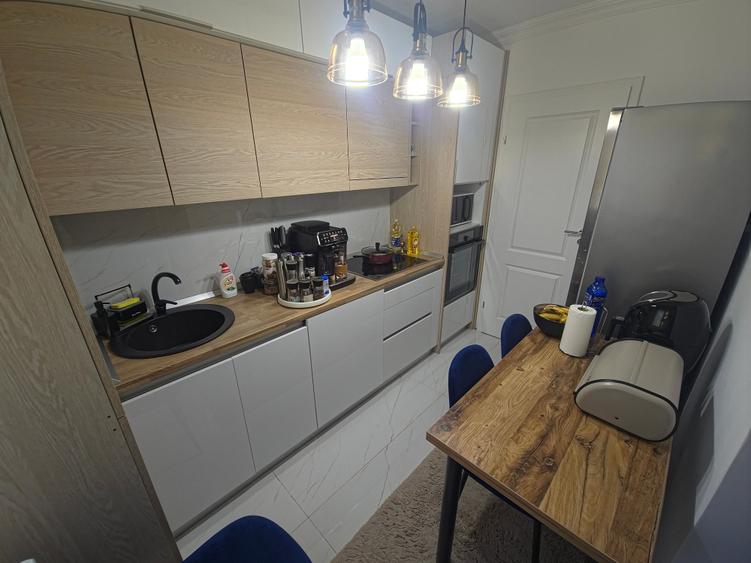 Apartament cu 4 camere semidecomandat în Tomis Nord
