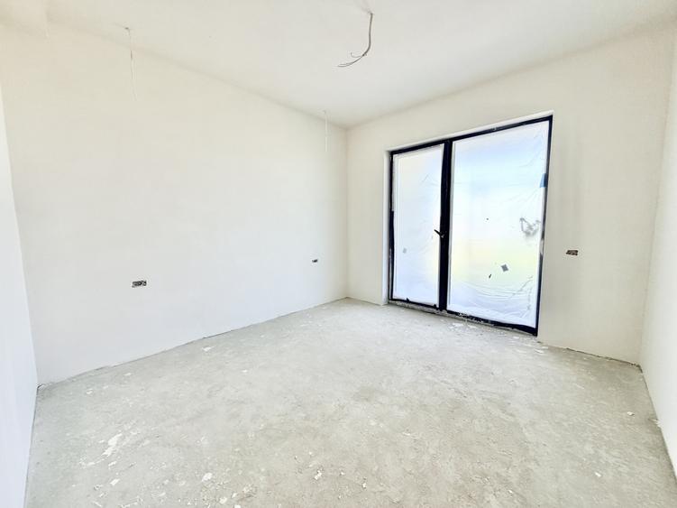 Apartament cu 3 camere semidecomandat în Moșnița Nouă
